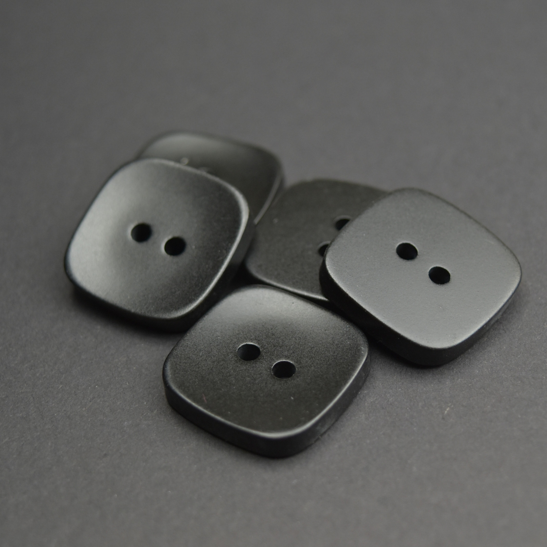 树脂纽扣_货源二眼方型纽扣 毛呢皮衣树脂现货 - 阿里巴巴