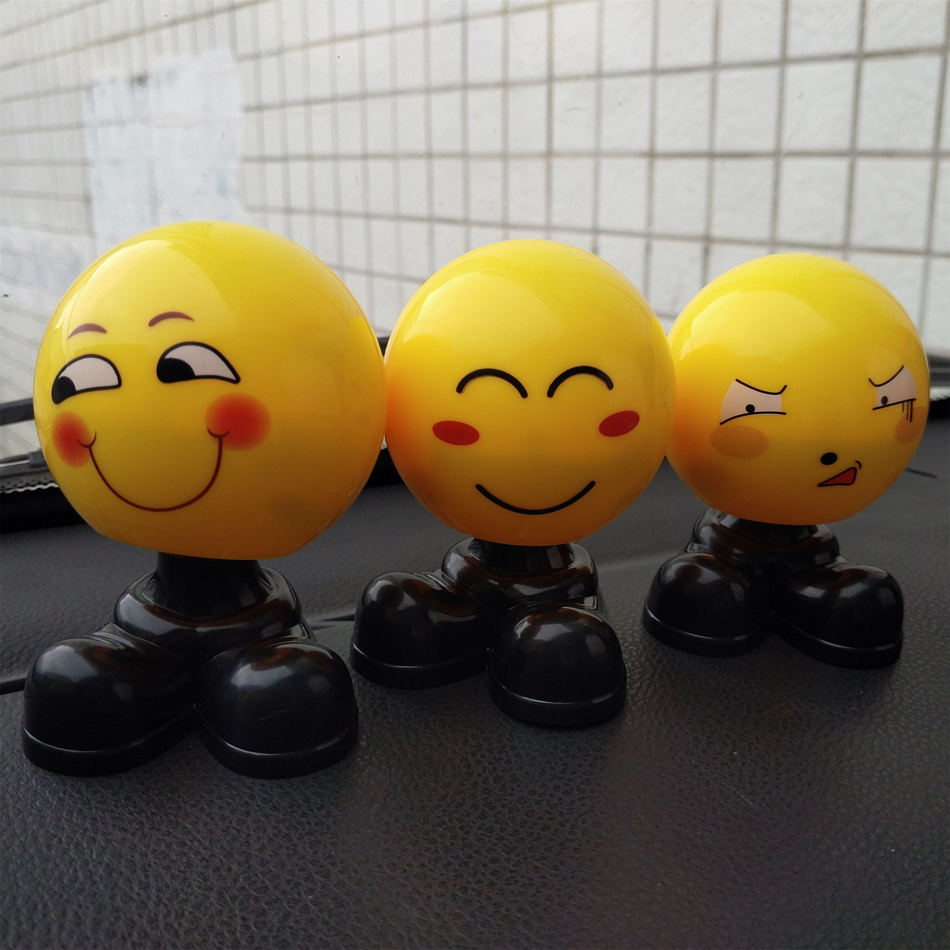 厂家直销创意摇头娃娃公仔弹簧人蛋糕摆件 车载摇头娃娃萌表情包