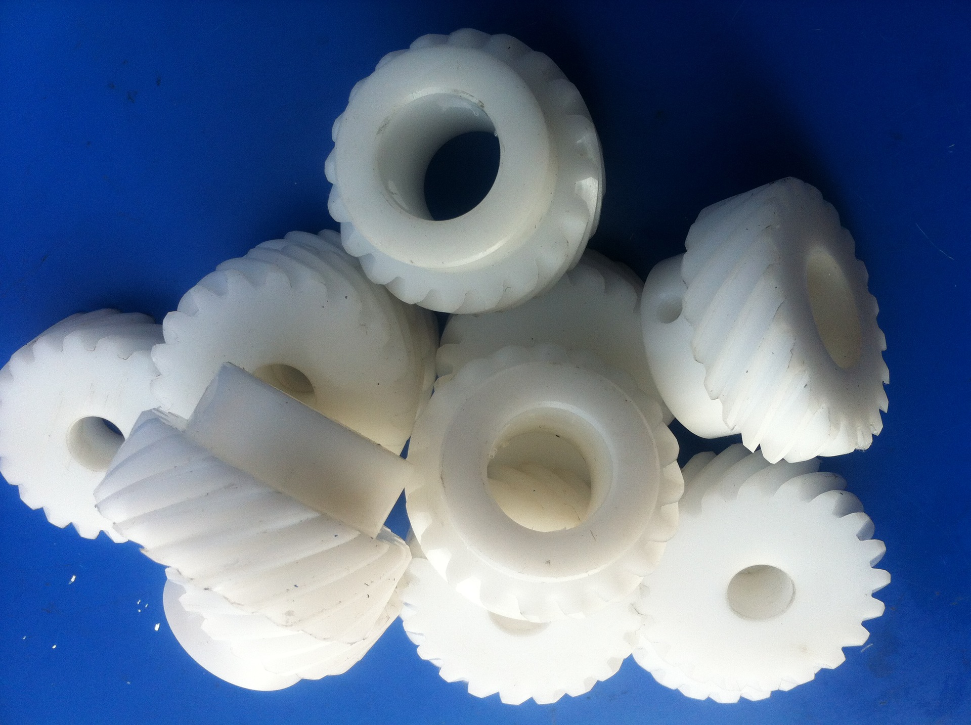 厂家直销尼龙螺旋齿轮机械润滑齿轮 精密塑料齿轮加工定制