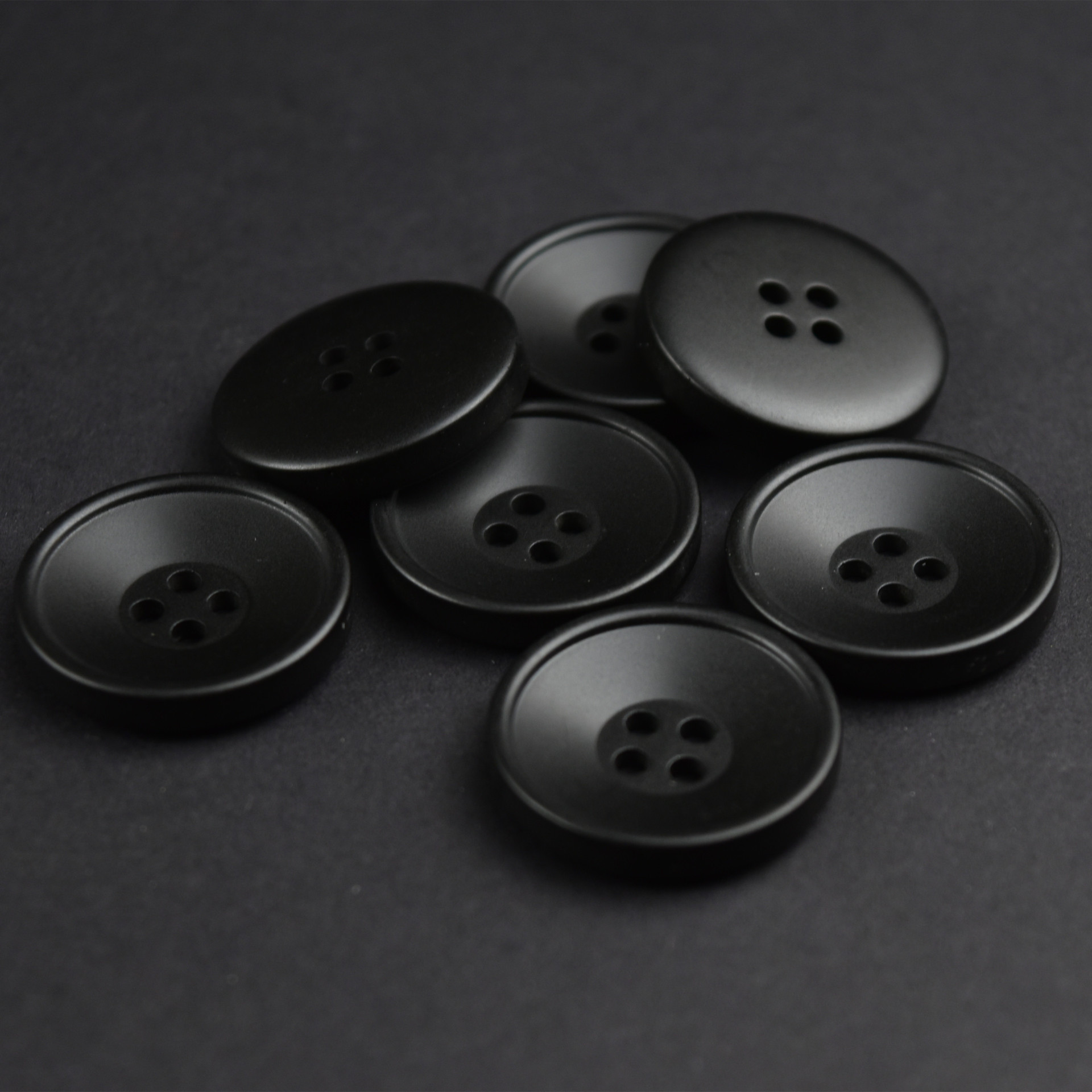 厂家直销黑色大衣纽扣四眼碗型细边树脂扣喷漆扣女装毛呢大衣扣