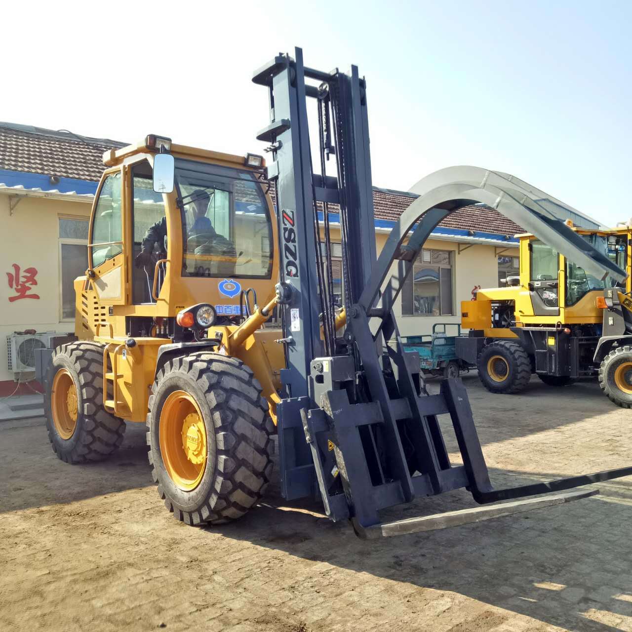 越野叉车带钢管夹价格夹钢管夹专用四驱叉车厂家直销中首重工