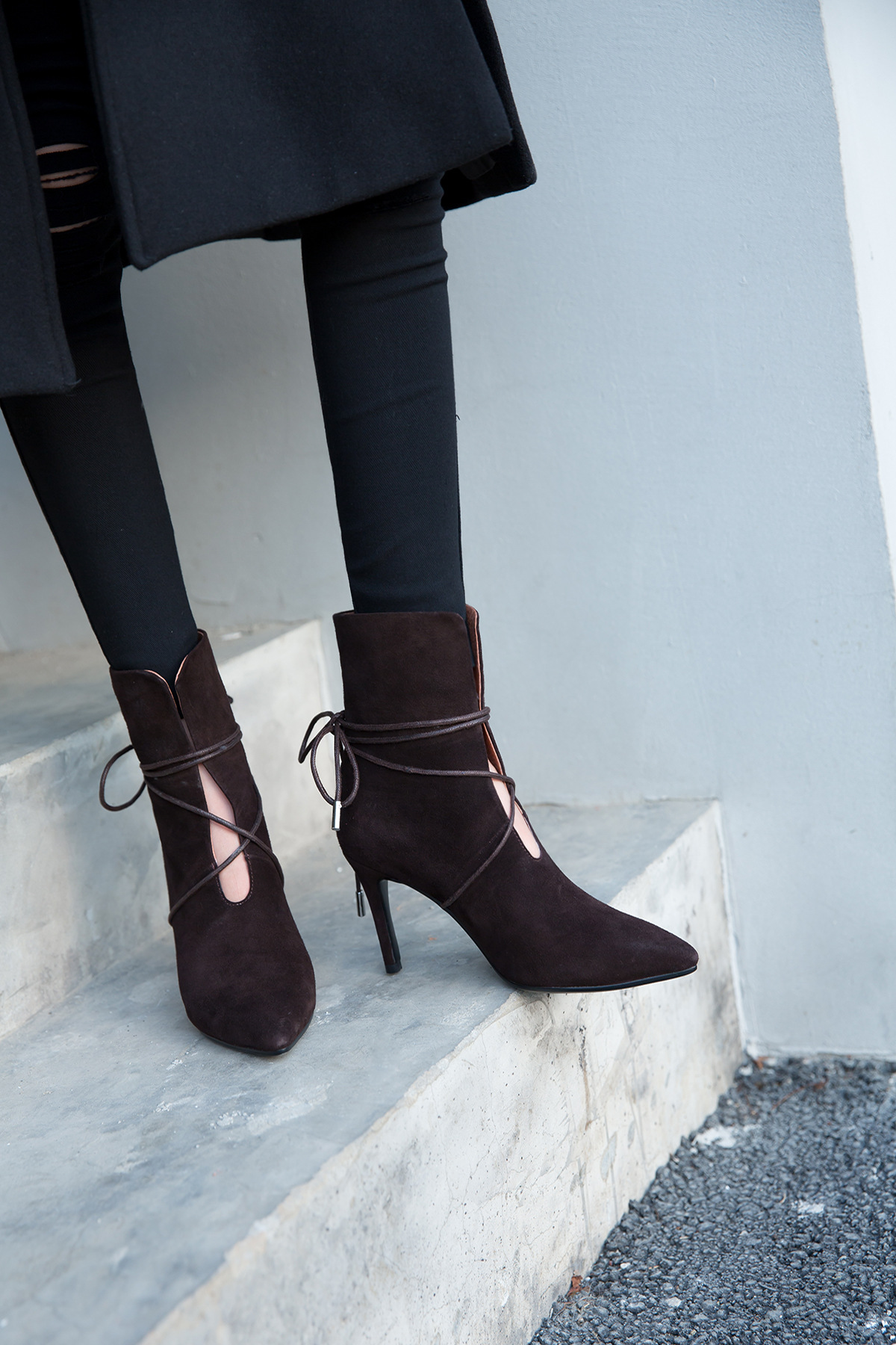 女鞋2017韩版秋季真皮新款时尚纯色尖头绑带细高跟中筒短靴女靴