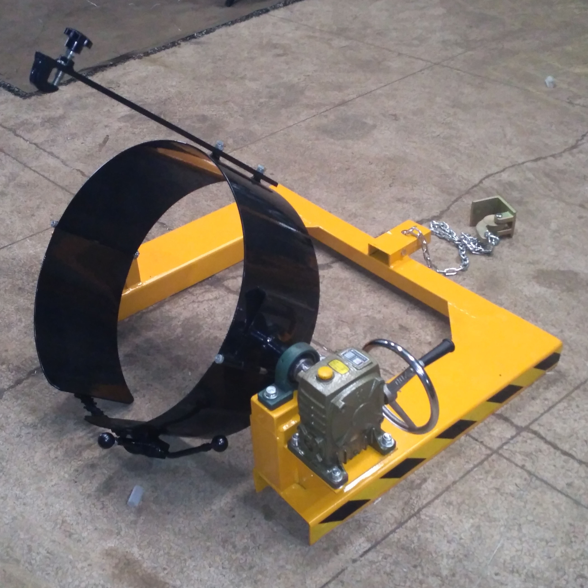 翻桶器_直销翻桶器 叉车专用倒桶 翻转倒桶 抱桶夹具 - 阿里巴巴