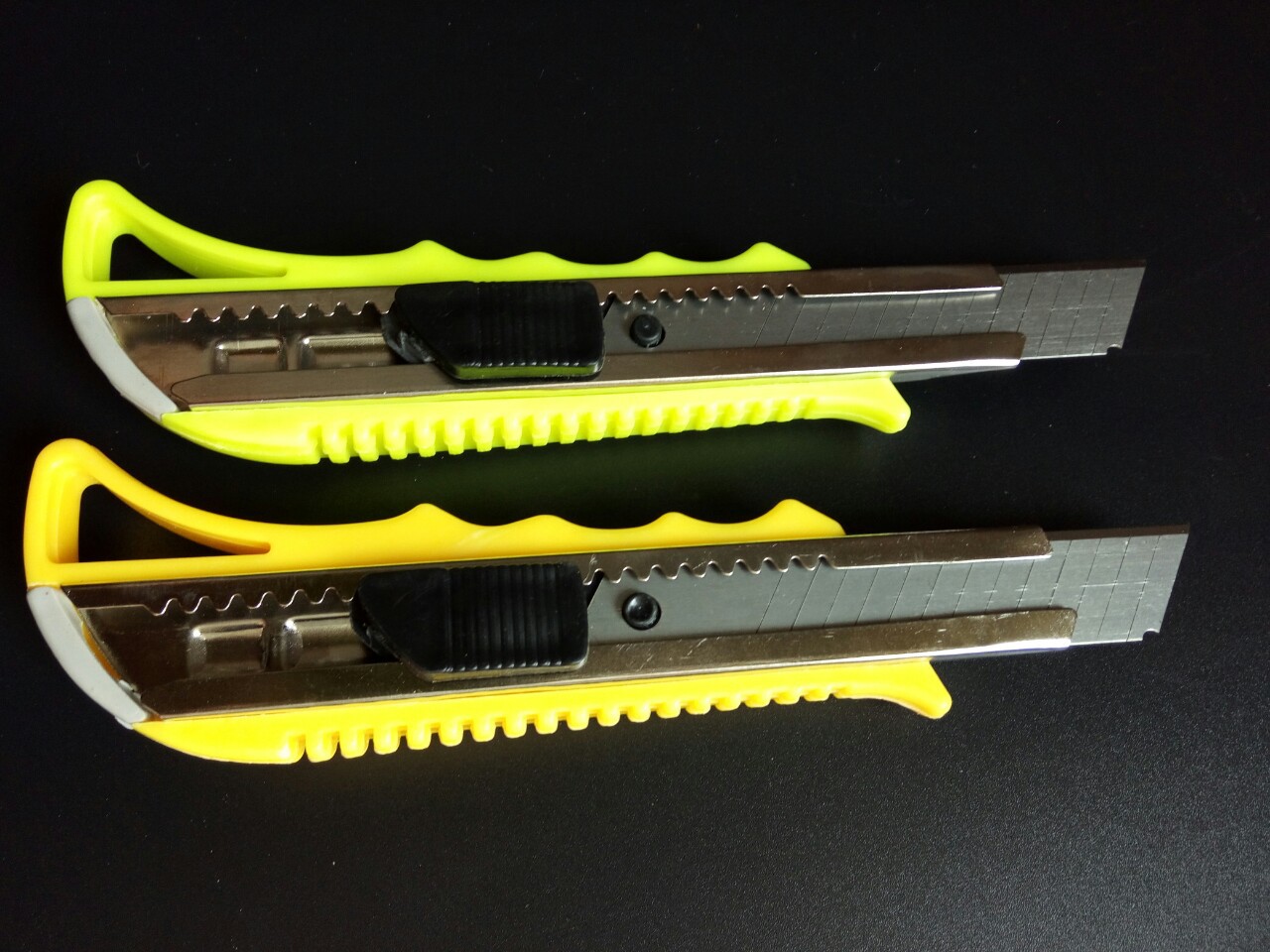 批发美工刀6828大塑推美工刀大号美工刀多功能裁纸刀贴膜美工刀