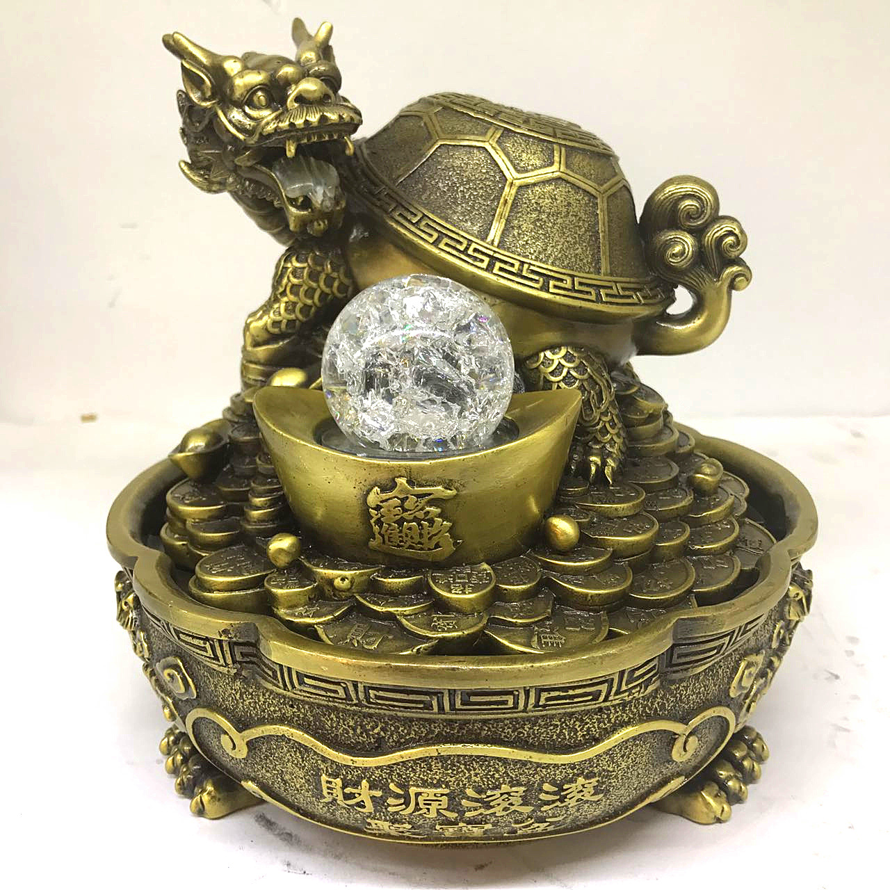 其实风水轮是近期颇为流行的催财用品,它的装置以铜盆为主,然后中央做