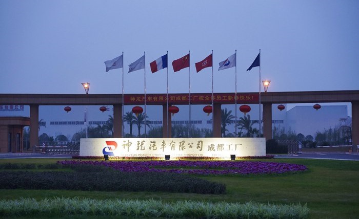 第一站, 成都神龙汽车公司工厂