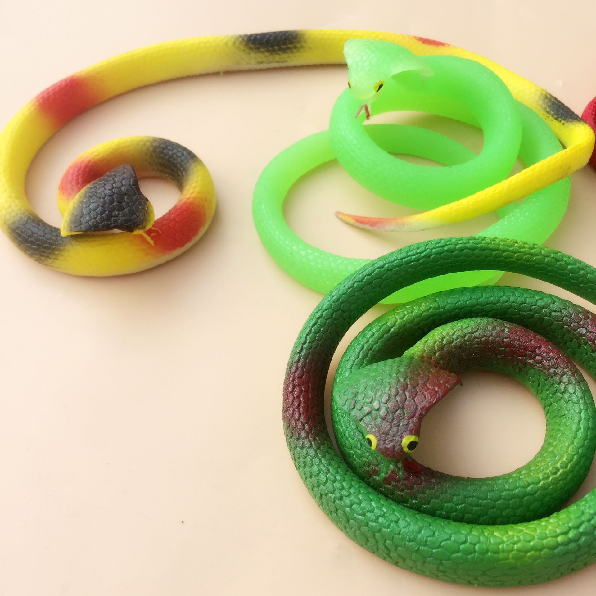 整蛊恐吓类玩具批发65厘米塑胶仿真眼镜蛇优质软胶眼镜蛇