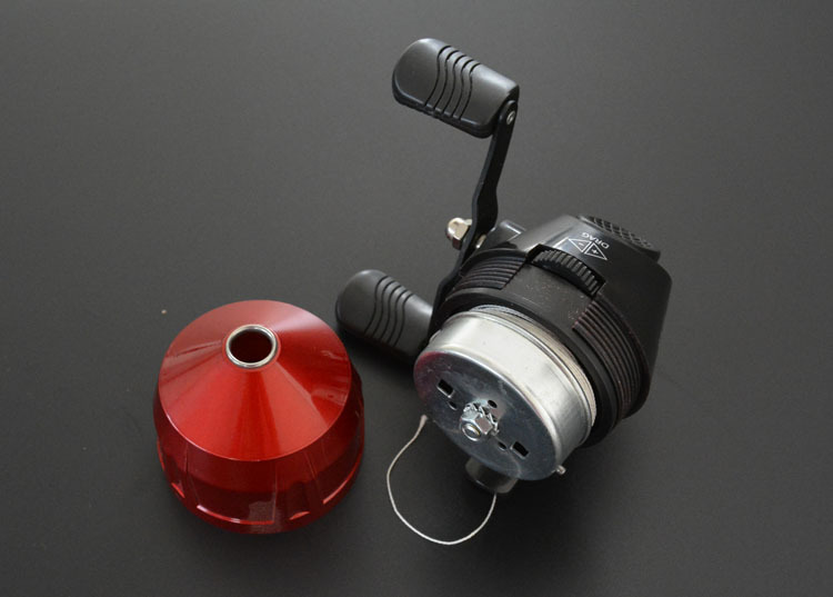 双鱼堡垒内藏式全封闭射鱼轮弹弓射鱼镖跟线轮射鱼器渔轮厂家直销