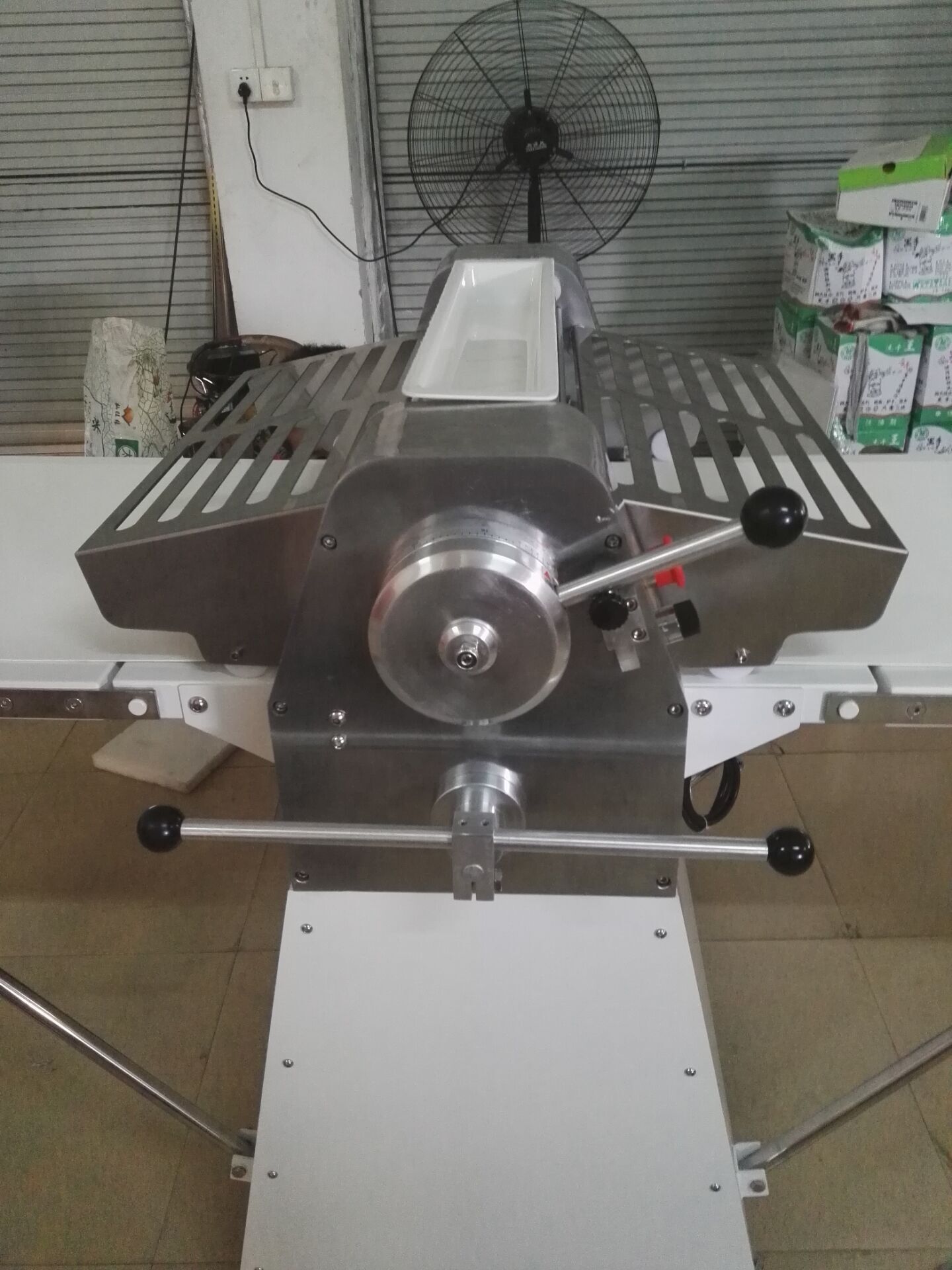 广州鸿麦供应大型落地式开酥机 面包酥皮 食品压面机系列产品