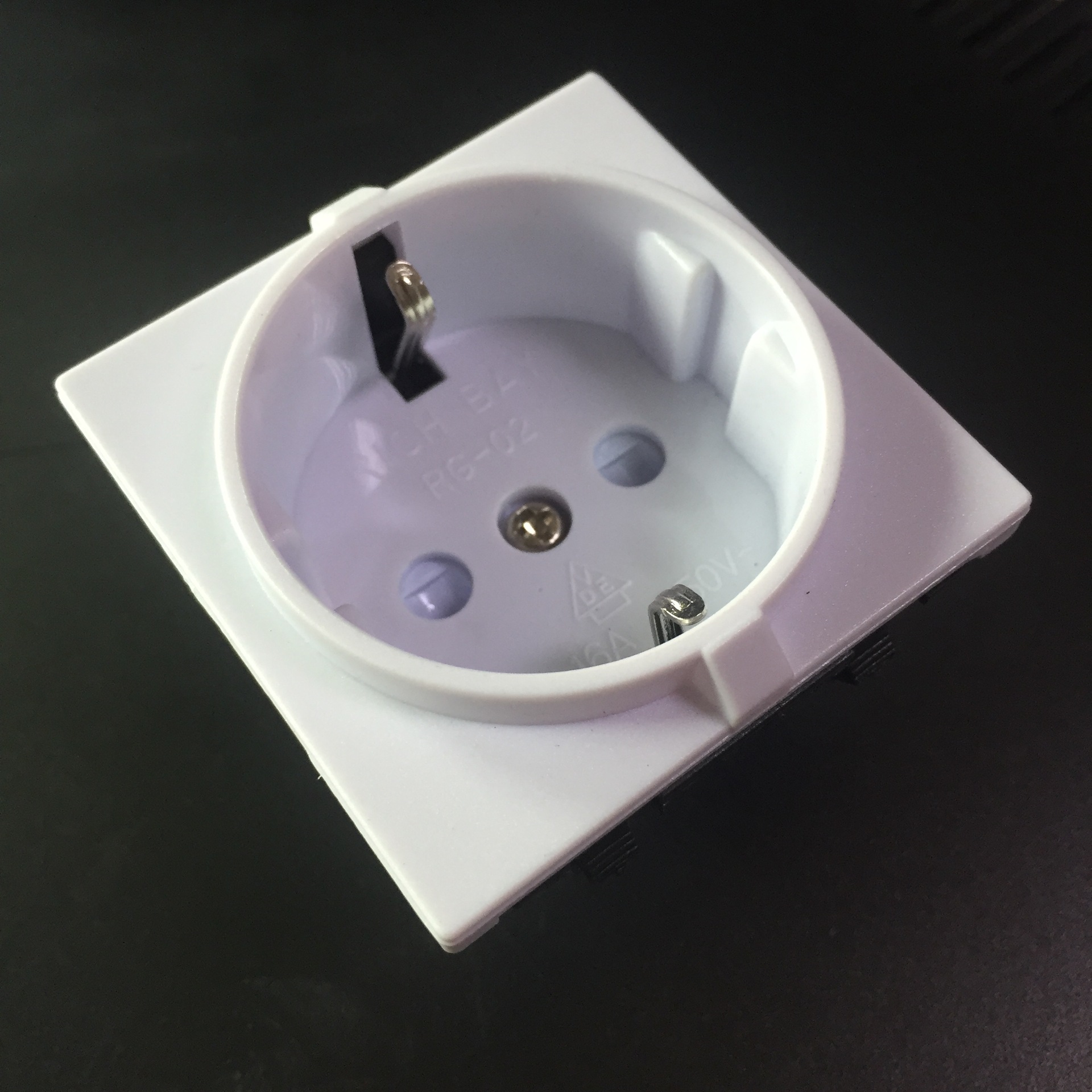 德式电源插座 德式插座rg02 e08 黑色卡入式插座定做