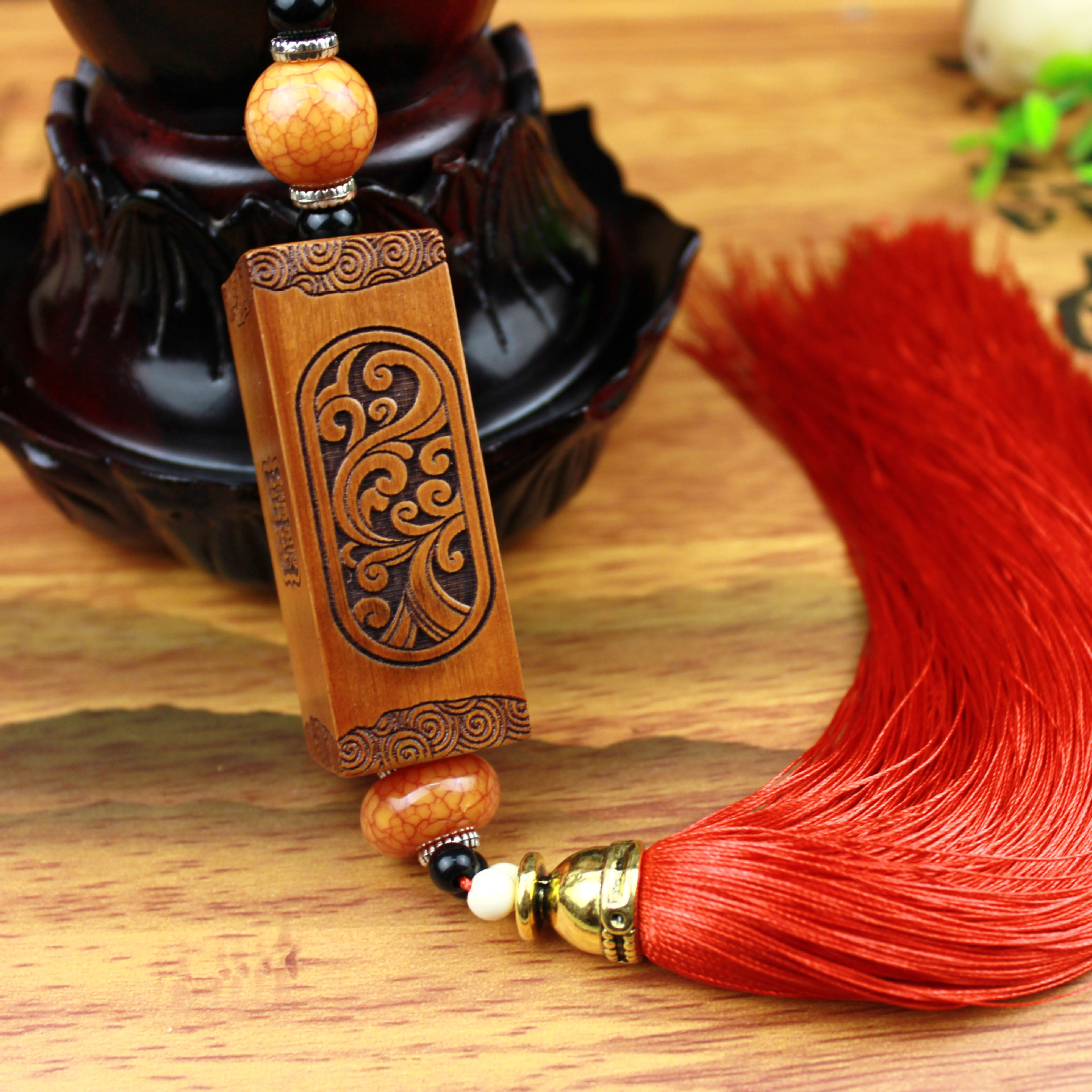 厂家定制桃木汽车挂件木质钥匙扣挂饰立体工艺品莲花雕刻二维码