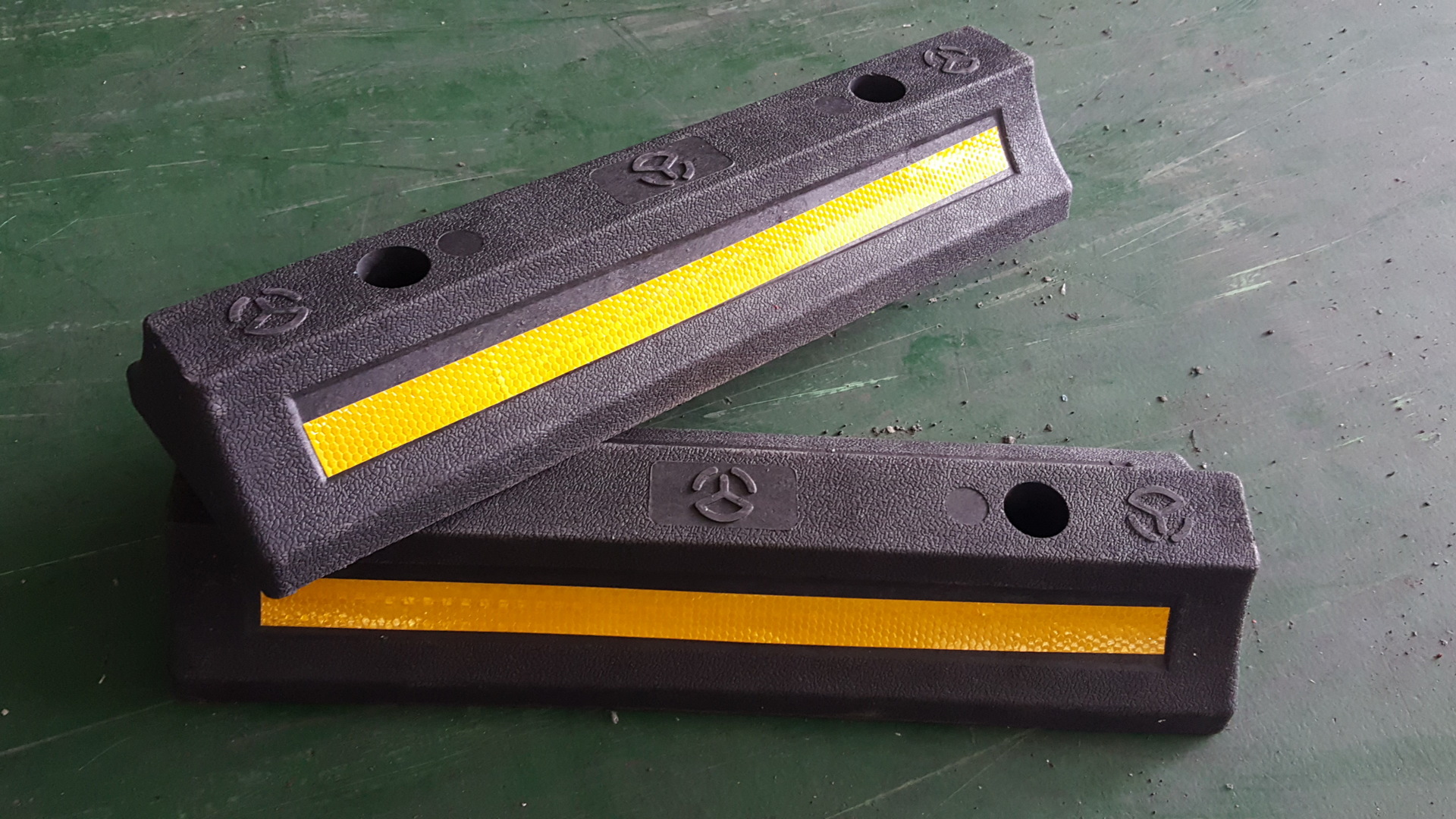 厂家直销 橡塑橡胶车库设施护墙器 限位 挡车器 定位止退器