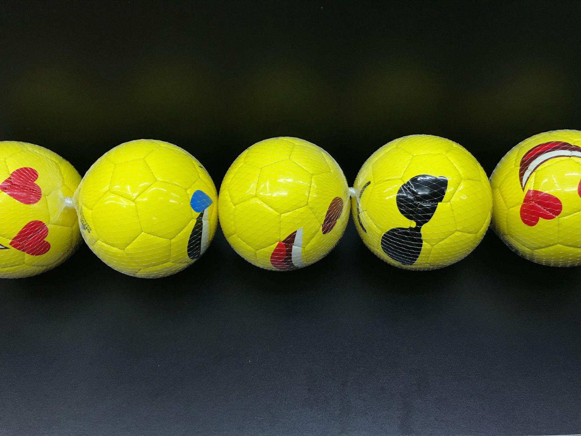 厂家直销2号迷你足球 儿童训练足球环保材料卡通少儿球可定制