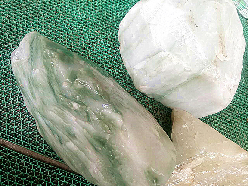 新疆天山翠原石矿料 新疆白金丝玉山料透度硬度 每公斤28元