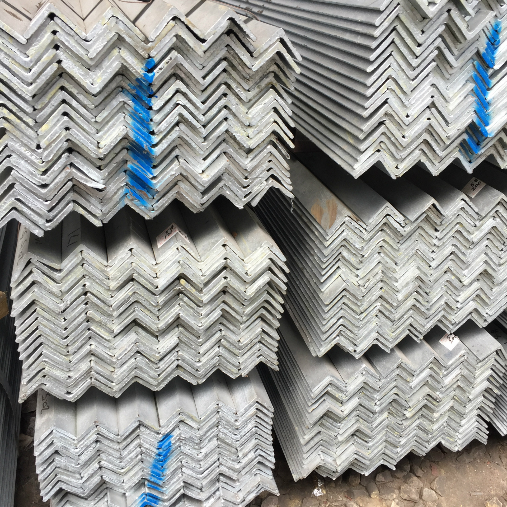 广州越高供应热镀锌等边角钢 50*50幕墙钢材支架广东现货批发配送