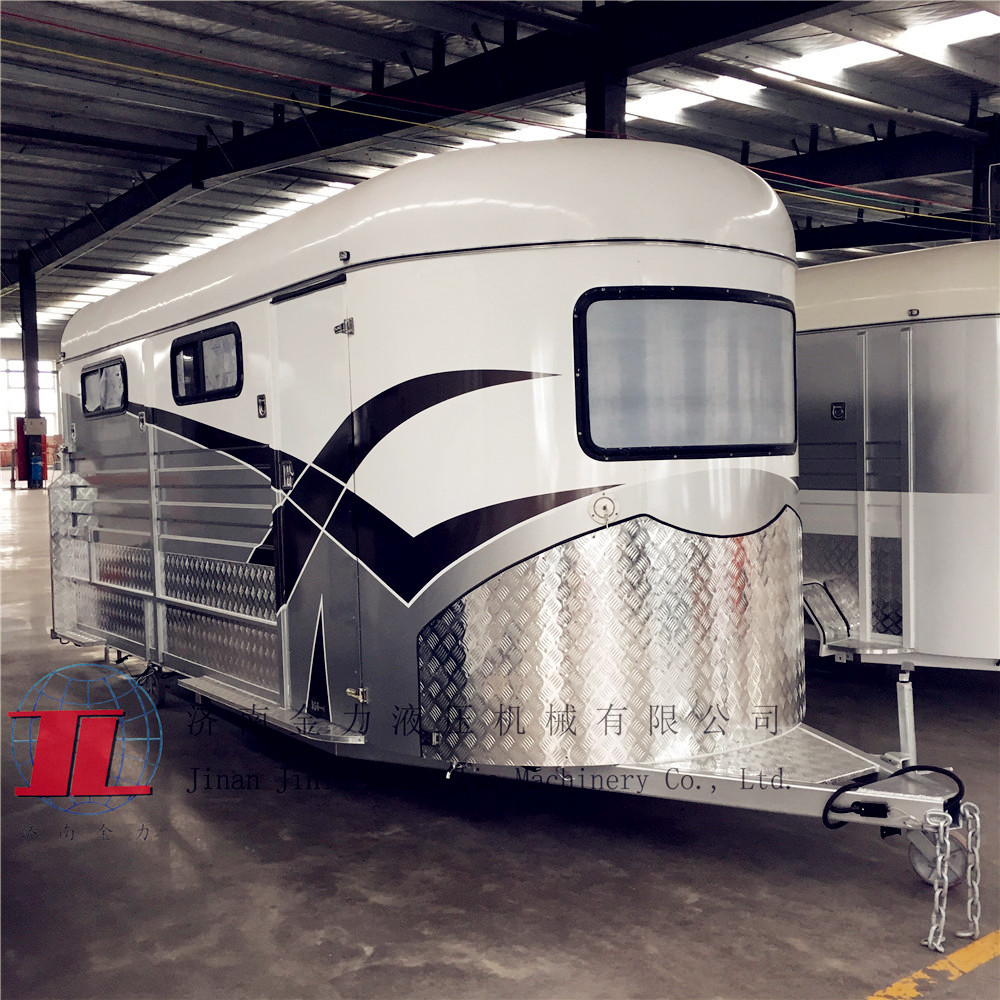 拖挂式运马车是马术比赛专用运输车,车厢内具有通风换气装置,防滑地板