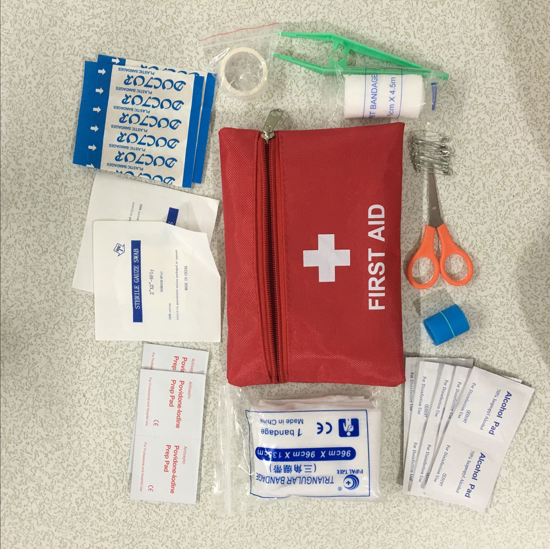 2018新款户外旅行急救包批发创意家用车载急救袋精美便携急救包