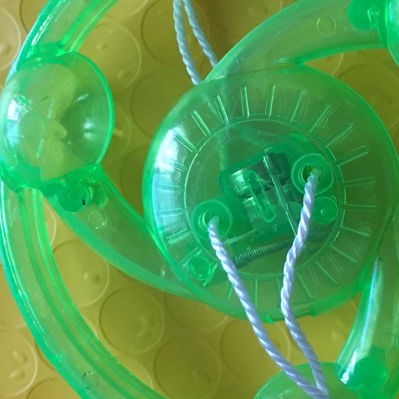 闪光拉线风火轮 发光飞轮 拉哨 拉响 创意儿童玩具礼品 地摊热卖