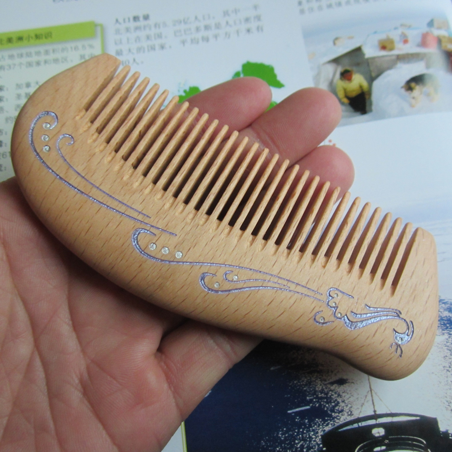 批发精美刻花榉木短梳 榉木保健按摩美发口袋梳子 孔雀开屏