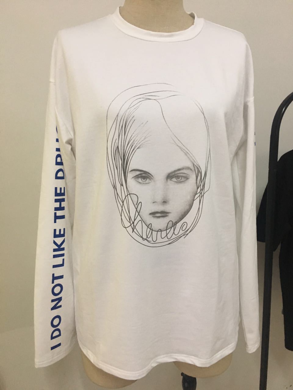 2017年明星同款宋茜宽松潮牌人头印花白色字母长袖休闲t恤套头上