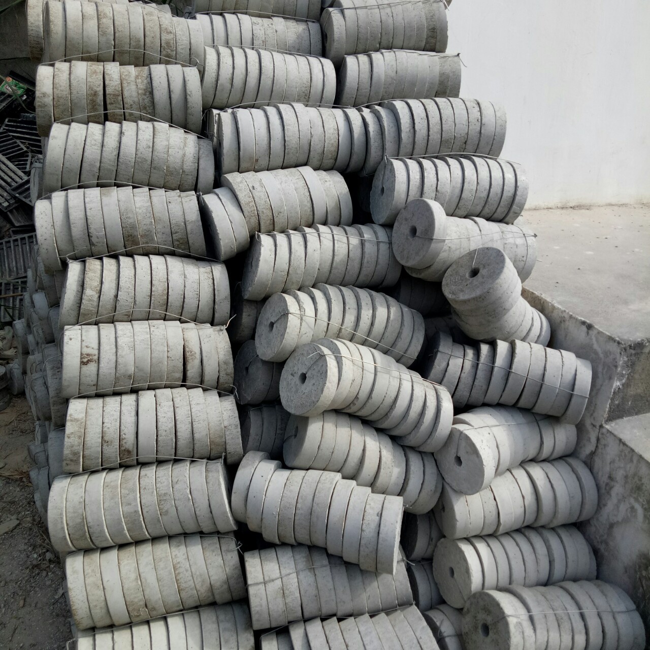 厂家直销 垫块 桥梁垫块 圆垫块 水泥垫块 水泥圆垫块 手工圆垫块