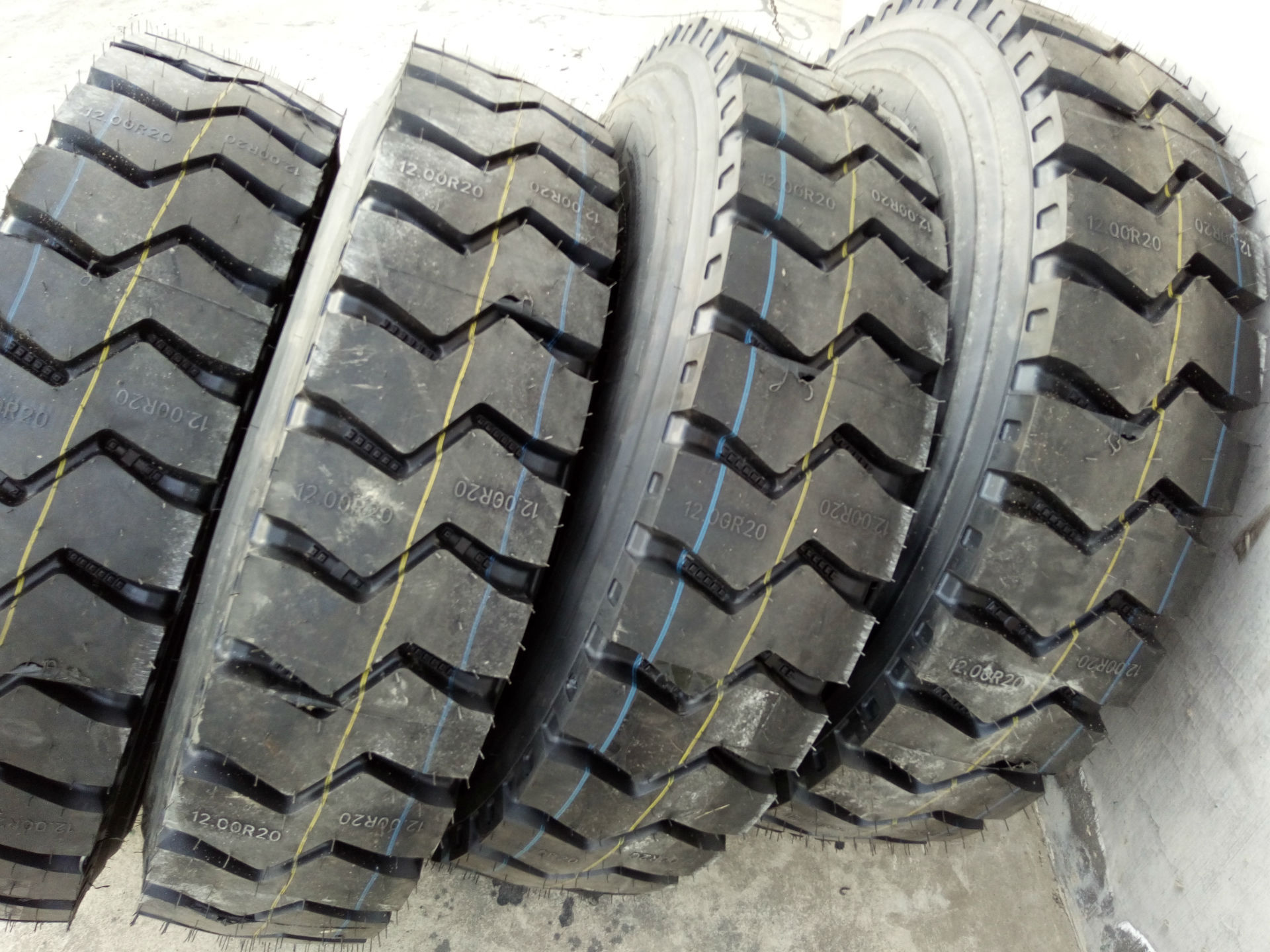 矿山轮胎1200r20钢丝子午线前四后八轮胎翻斗车搅拌车轮胎