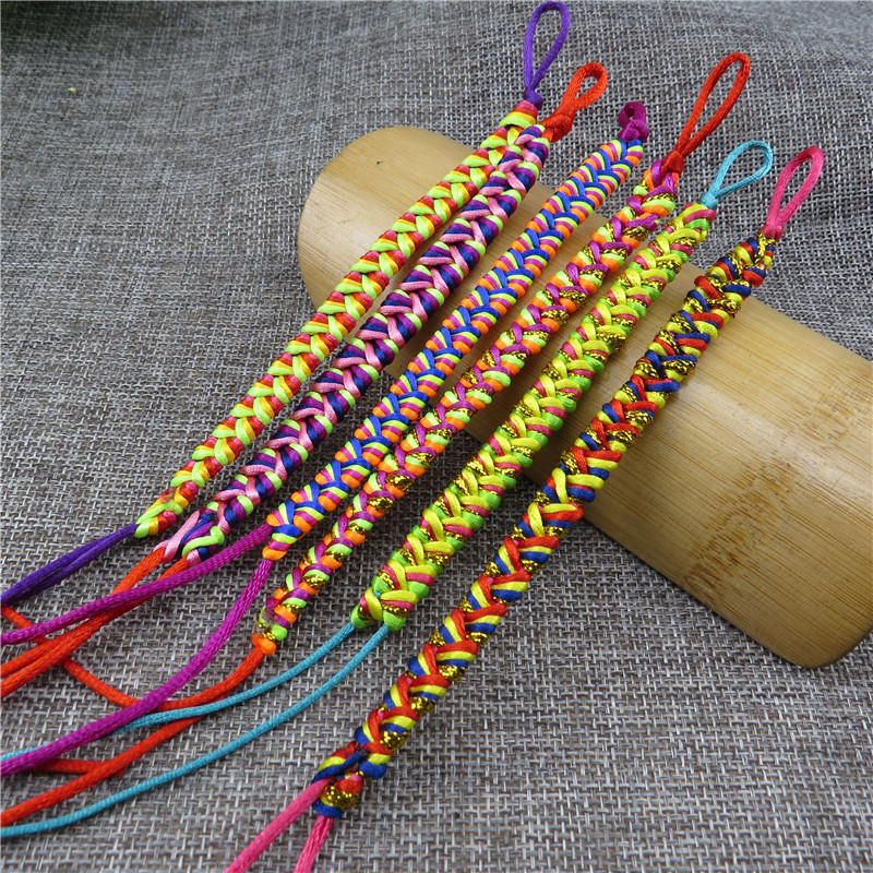 款式不变,请知悉宽款凤尾结五彩绳颜色很多手链是需要自行打结佩戴,请