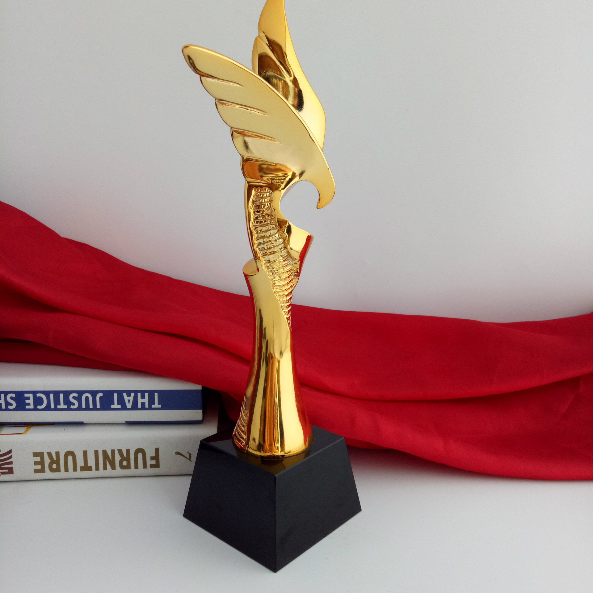 新款金鹰展翅树脂水晶奖杯定制公司年会颁奖体育比赛奖品创意礼品