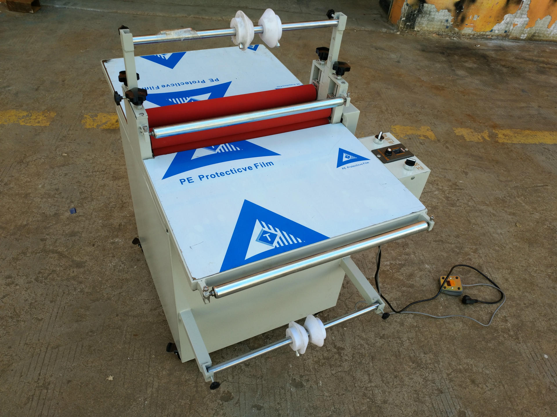 厂家定制pvc贴膜覆膜机晶钢门玻璃精钢门板贴膜机纸箱纸板木板