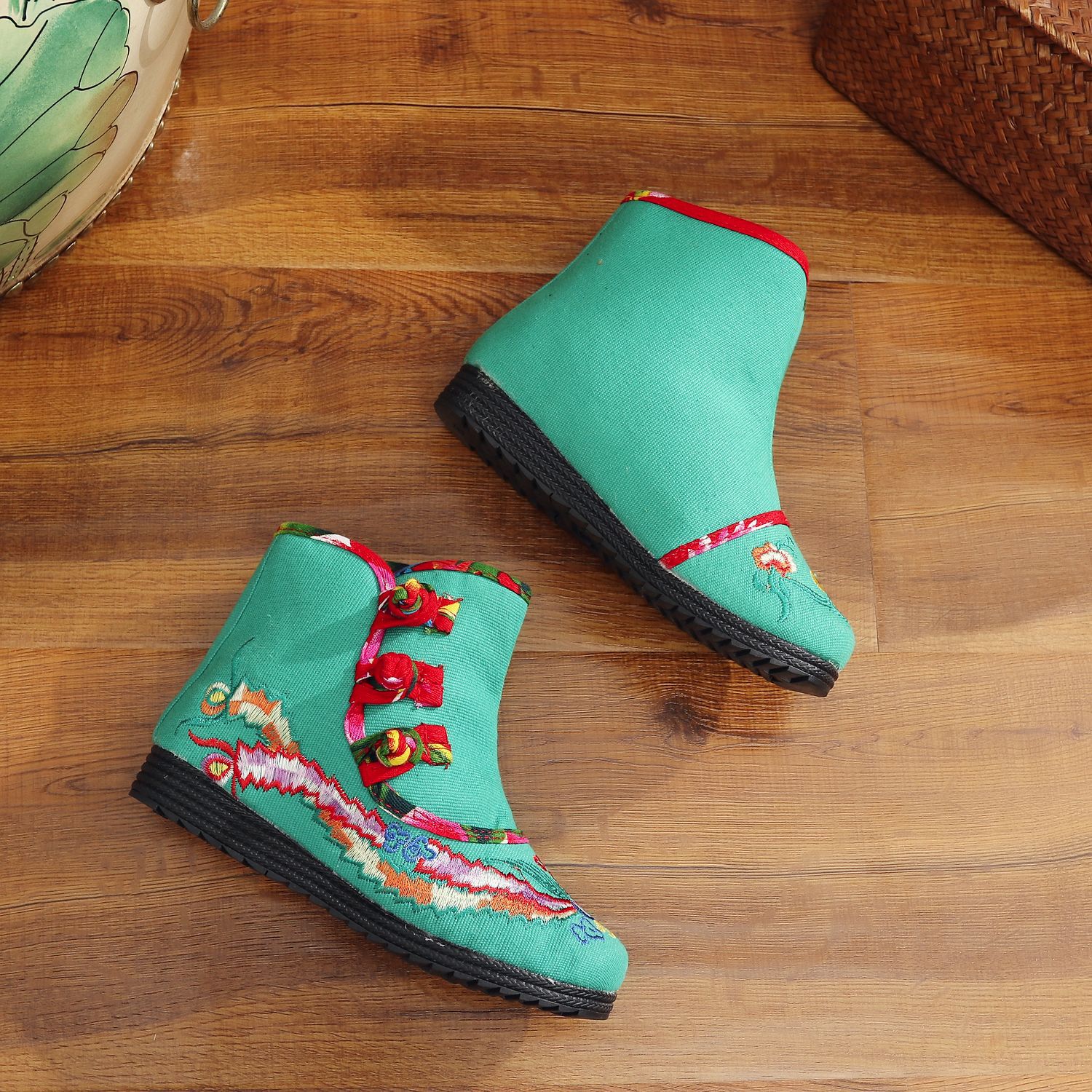 中小童 老北京绣花儿童单低筒棉布靴子民族风盘扣童靴