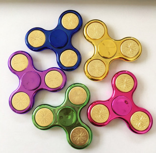 三角指尖陀螺三叶旋转陀螺减压玩具uv电镀塑料金属彩色