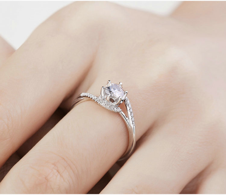 18k白金戒指1克拉莫桑钻戒2克群镶扭臂女戒铂金六爪求婚告白戒指