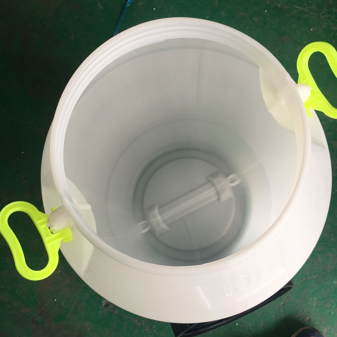 供100公斤白色食品级100l塑料圆桶黑盖塑料桶化工桶周转桶