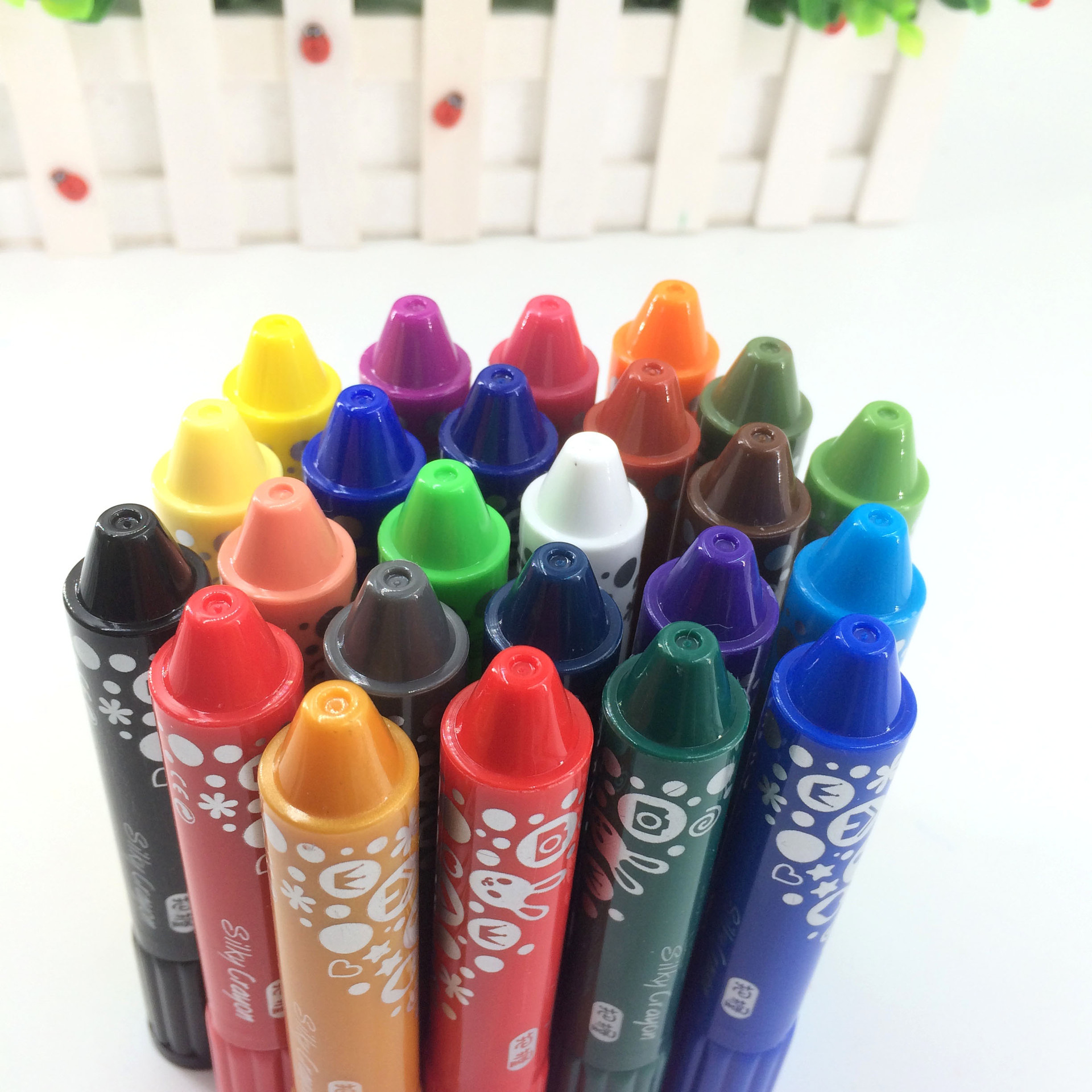 24色炫彩棒 儿童旋转丝滑蜡笔 彩色油画棒 无毒可水洗涂鸦绘