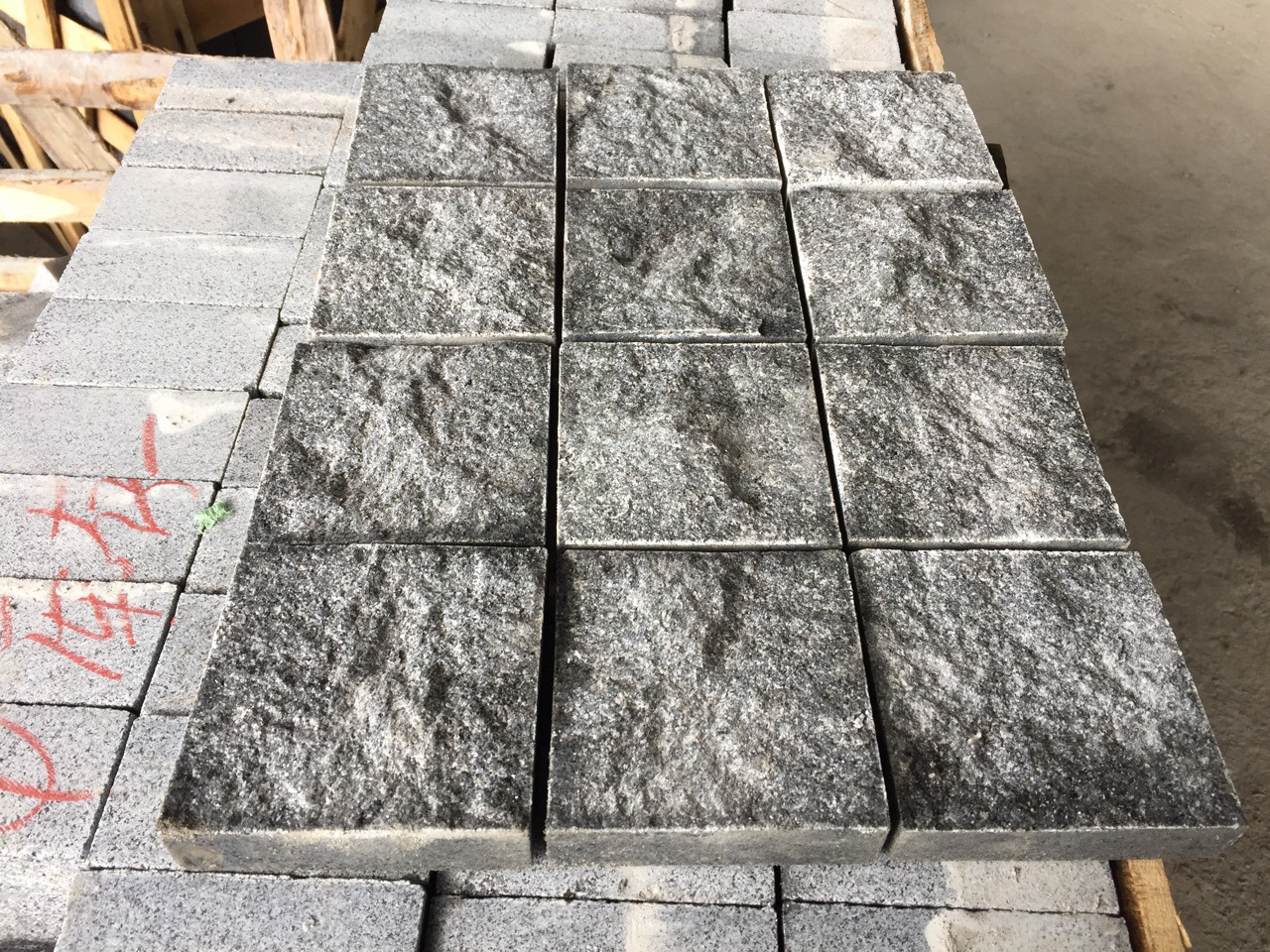 福建花岗石芝麻黑654自然面地铺石 景观步道石 人行步道石