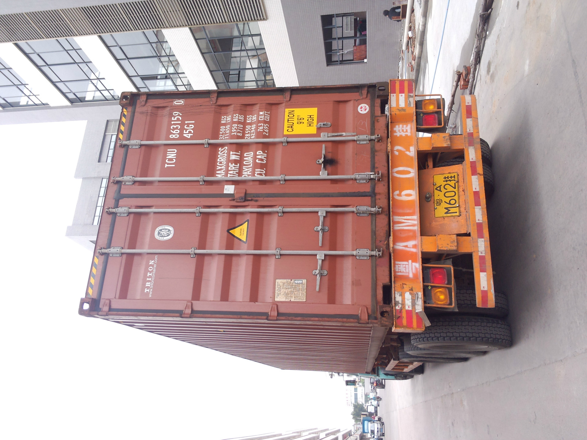 这下面就是40尺大货柜在工厂装柜的图