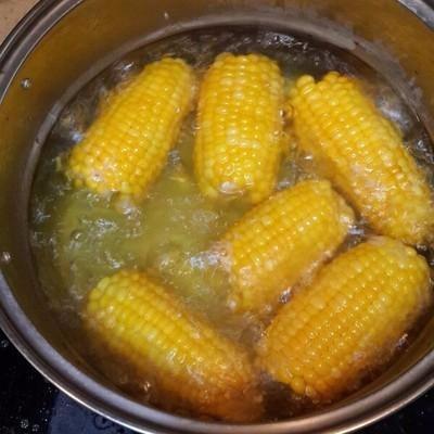 将完整的玉米棒子放入锅内,加上适量的水煮20-25分钟熟透即可.