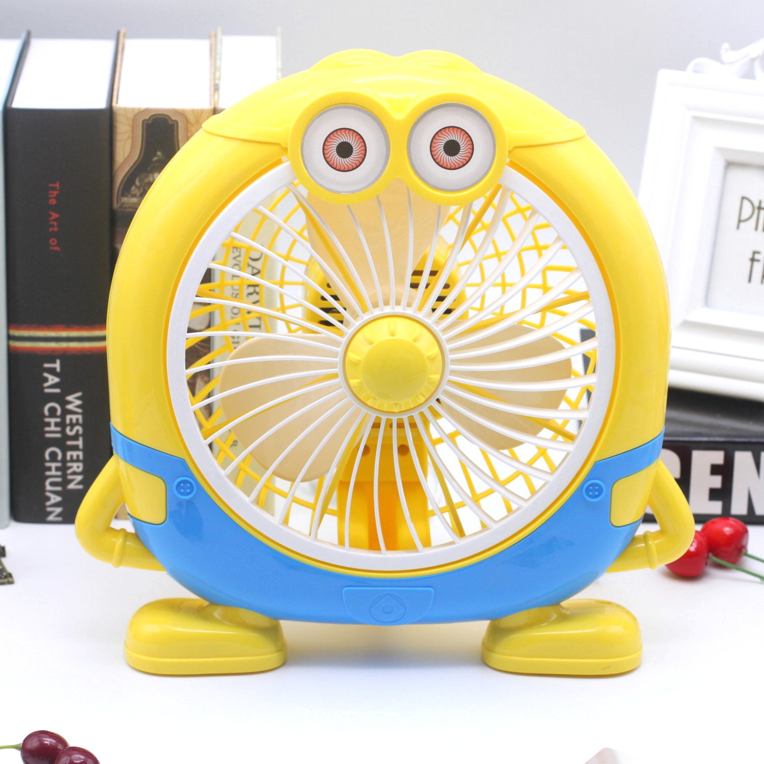 q268卡通电风扇迷你静音小风扇小黄人台扇家用学生宿舍