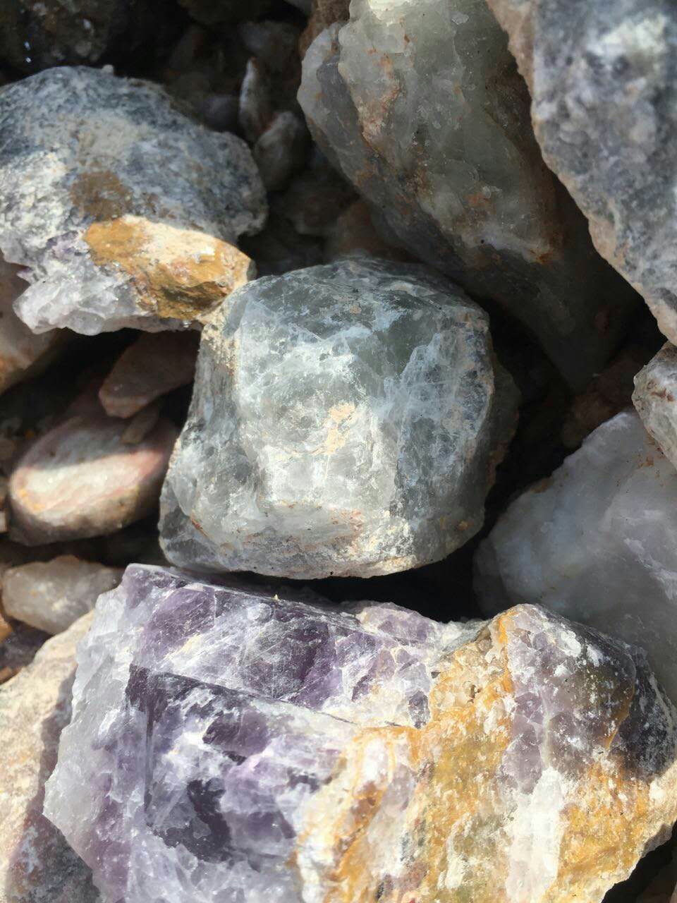 彩色萤石宝石工艺品萤石原矿萤石粉长期供应