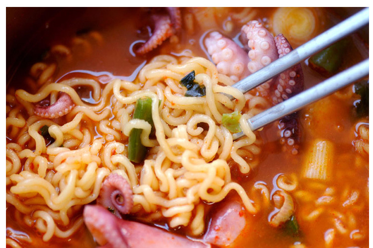 韩国进口农心方便面 韩国鱿鱼海鲜面/ 鱿鱼面 净重124gx40袋