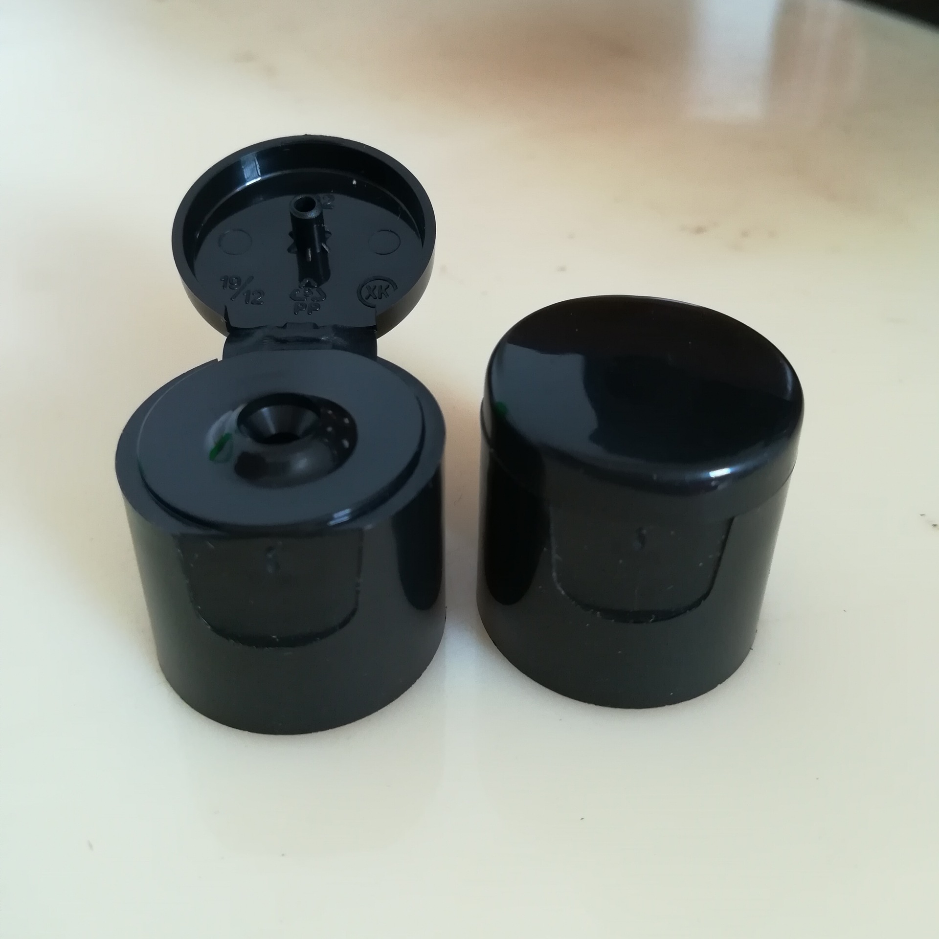 厂家生产20翻盖 黑色塑料盖 蝴蝶盖 注塑瓶盖 pp料盖