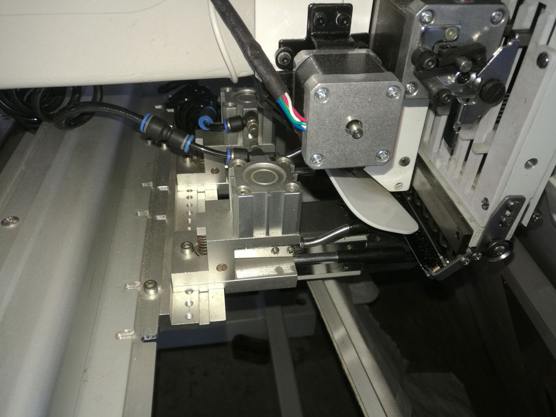 电脑绣花机 单头双头12头平秀帽秀成衣秀毛巾绣 自动工业绣花机