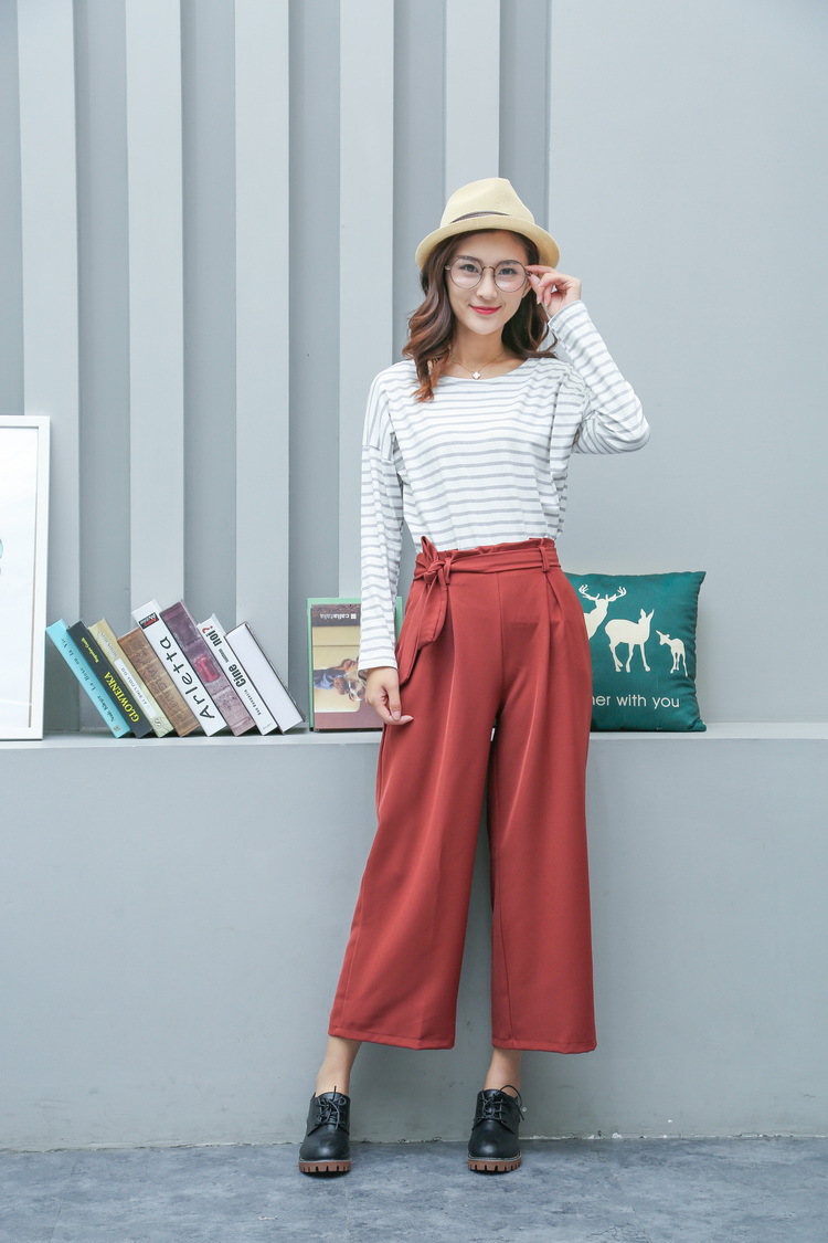 模特身高165cm, 体重44kg,三围83,59,85