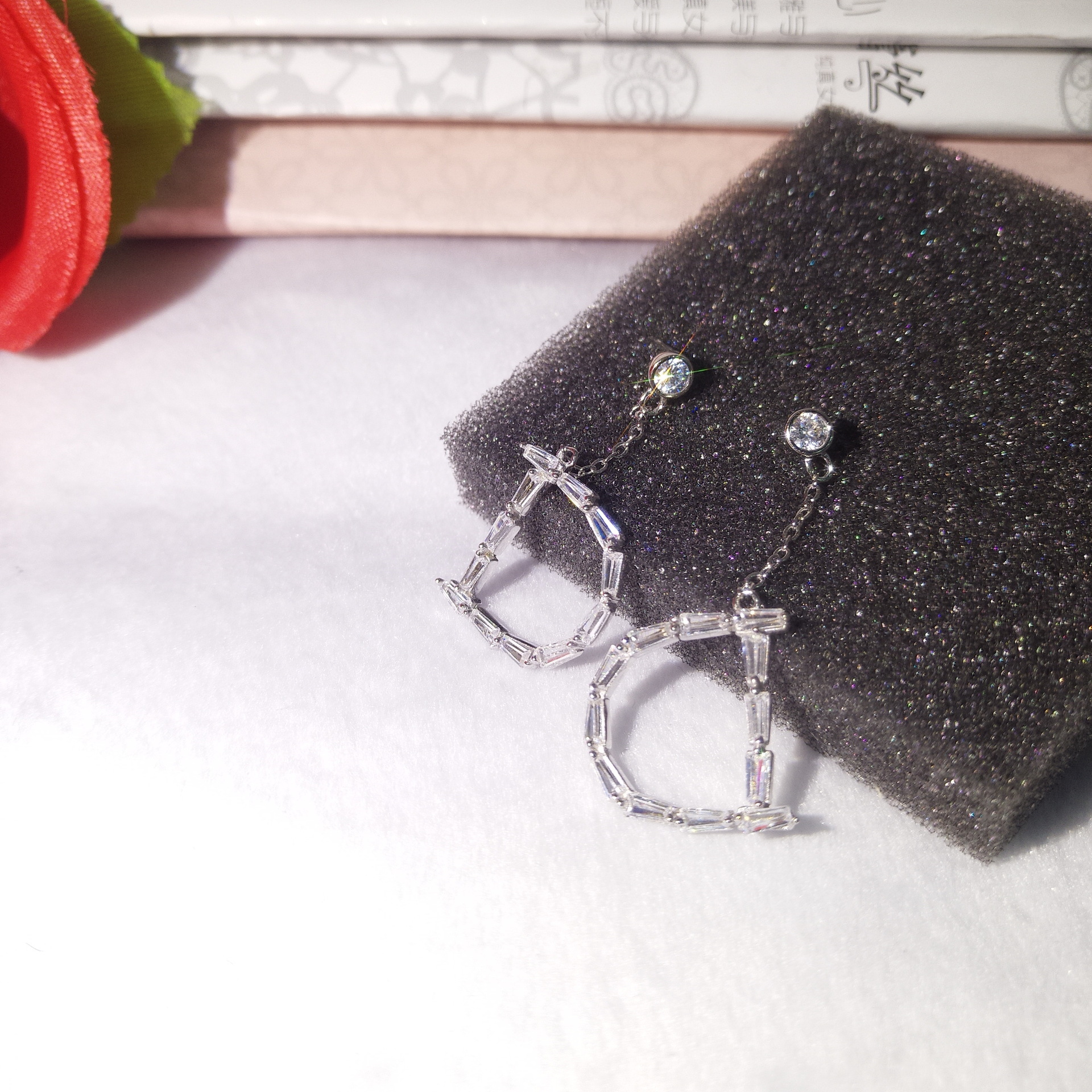 【产品名称】: s925吊梯方d镶嵌耳钉    【产品编号】: ed008556 2.