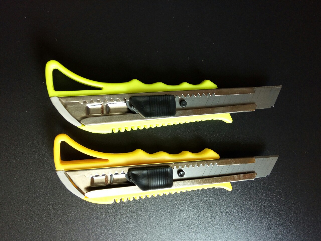 批发美工刀6828大塑推美工刀大号美工刀多功能裁纸刀贴膜美工刀