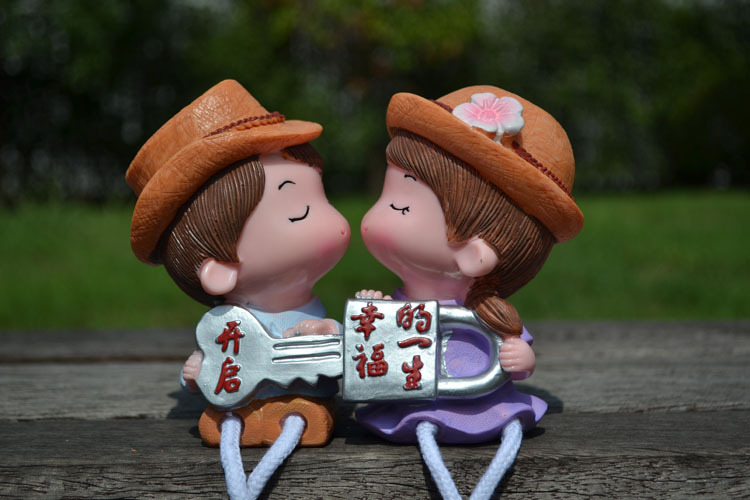 开启幸福一生情侣娃娃摆件装饰双十一新款创意办公家居汽车批发中