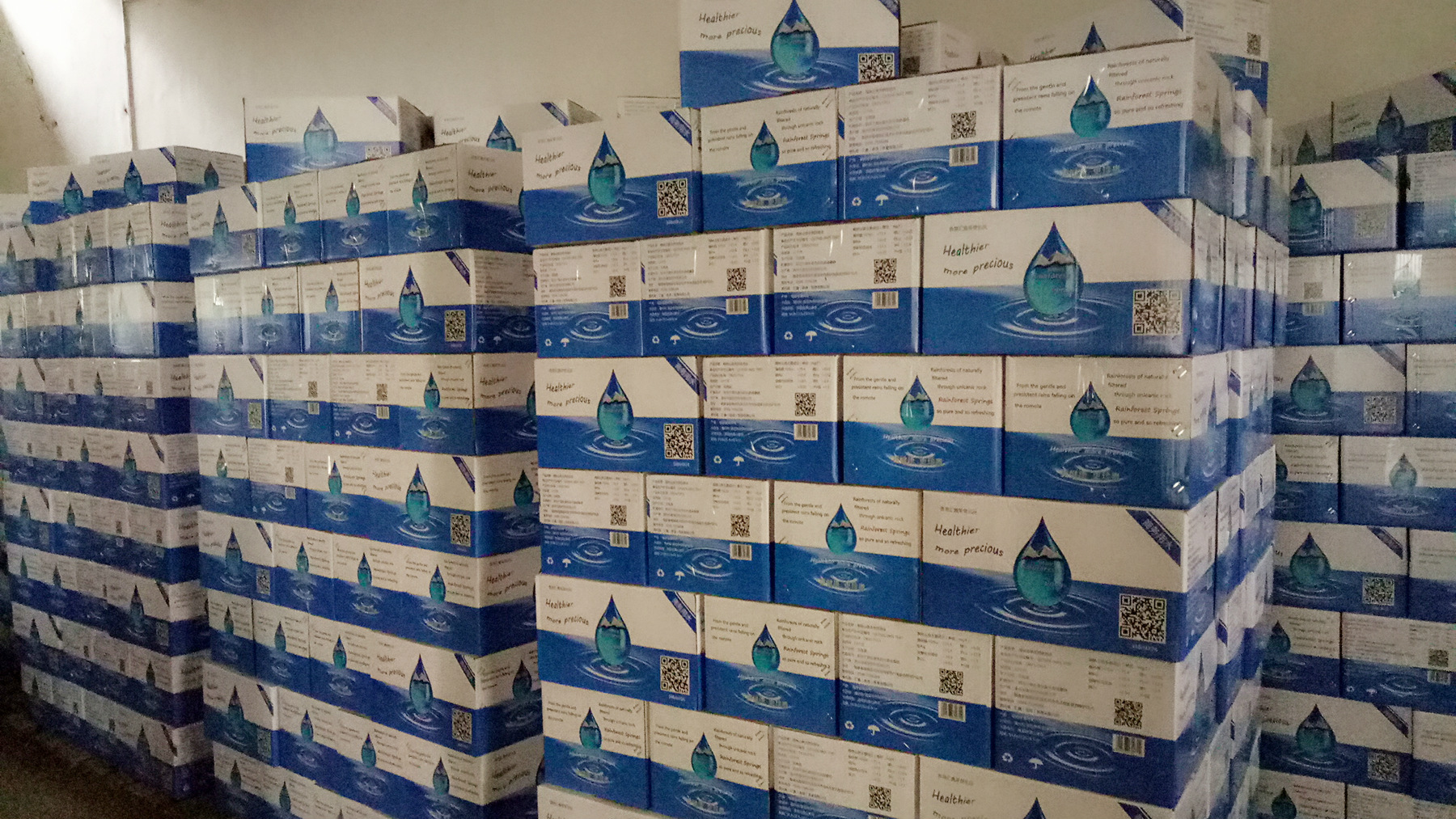 厂家直销新款雨林山泉天然饮用矿泉水550x24瓶箱