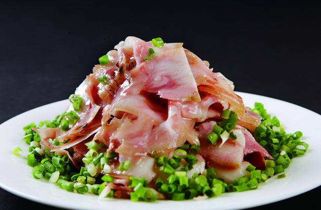 凉拌猪头肉——将酱香熟食猪头肉切成薄片,肥而不腻,鲜瘦爽口