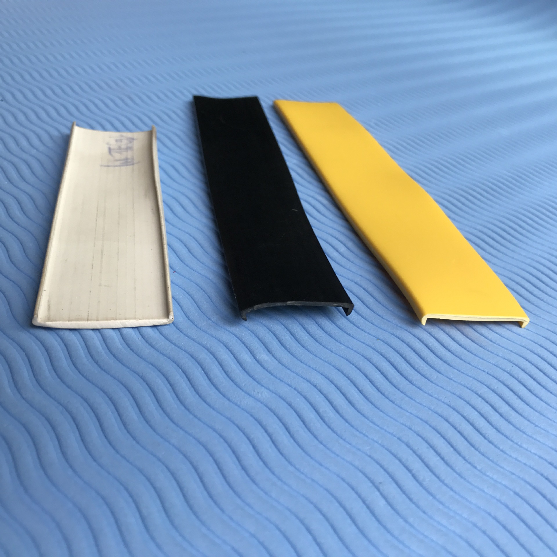 u型装饰条电脑桌塑料包边条pvc封边条塑料软胶条挤塑加工u型卡槽