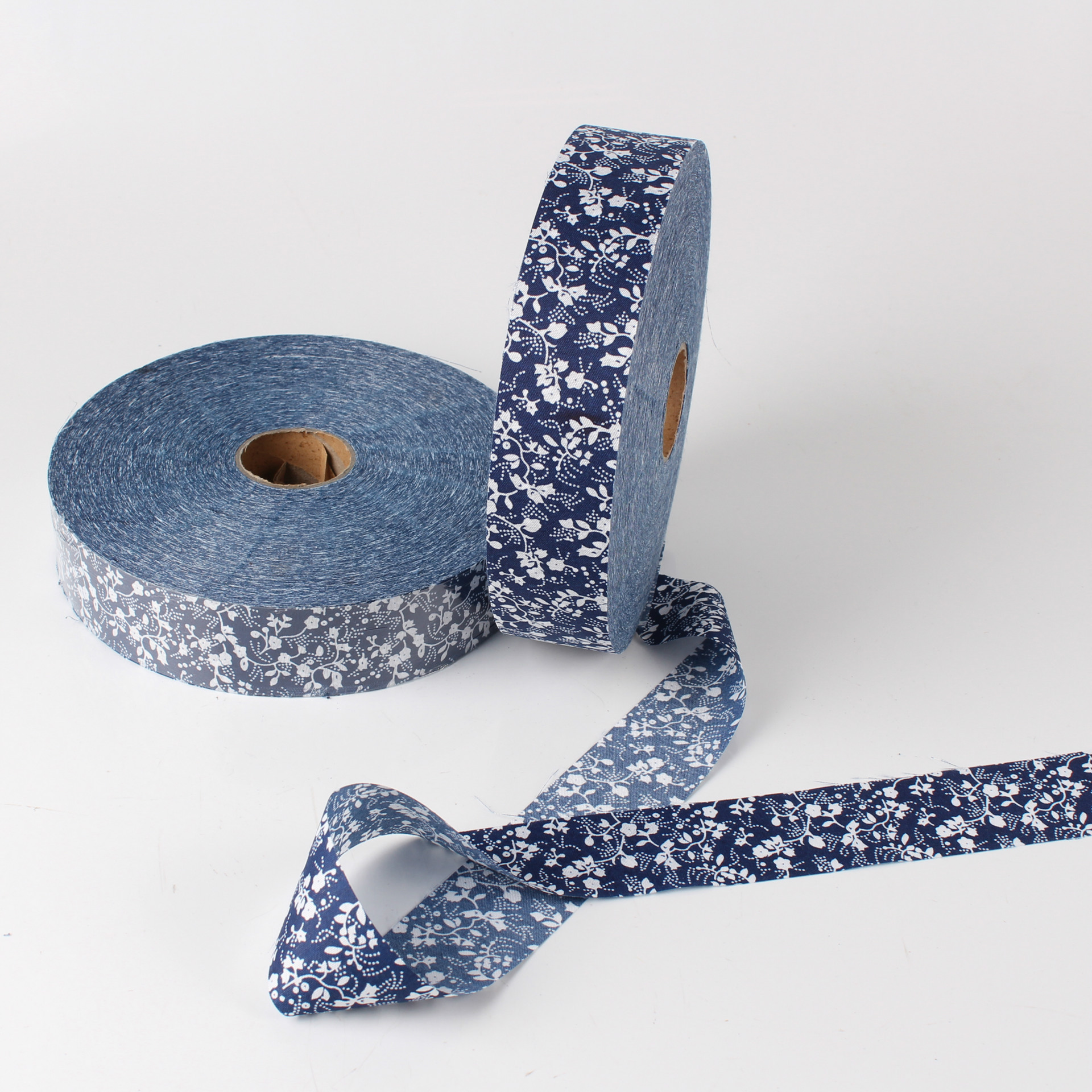 产品详情:全涤仿棉印花布包边条,环保染色,色彩鲜艳,是中国风工艺品的